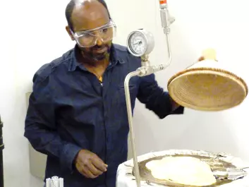 The inventor Asfafaw Tesfay in the process of baking injeras on his solar powered oven. (Photo: Dag Håkon Haneberg)