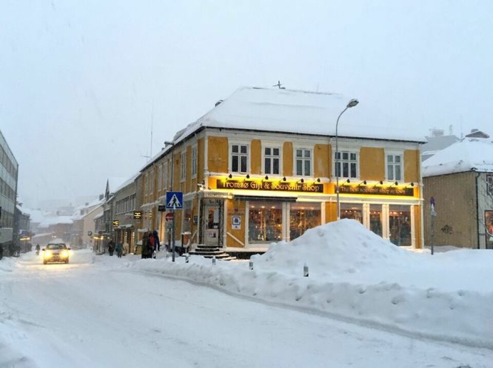 Et bilde Kari Leibowitz tok vinterstid i hovedgata i Tromsø, den nest største byen i verden nord for polarsirkelen. I denne byen har folk det bedre mentalt enn andre steder hvor det er mørkt om vinteren. Doktorgradsstudenten i psykologi mener hun kan ha forstått hvorfor.  (Foto: Kari Leibowitz)