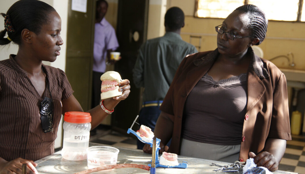 Principal Grace J. Aninge (right) wants to improve the educational system not only at her own school, but in the whole country. The School of Public Health Dental Officers is Uganda's only school of dentistry. About 800 dentists have been trained since teaching began in 1972. (Photo: Runo Isaksen, SIU) Principal Grace J. Aninge (right) wants to improve the educational system not only at her own school, but in the whole country. The School of Public Health Dental Officers is Uganda's only school of dentistry. About 800 dentists have been trained since teaching began in 1972. (Photo: Runo Isaksen, SIU)