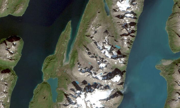 Vannet i fjorden til høyre er full av avleiringspartikler, sedimenter, fra snøsmeltingen. Bildet fra Lyngen i Troms er tatt i synlig lys. (Foto: Sentinel-2A, Copernicus, ESA/Andreas Kääb, Universitetet i Oslo) Vannet i fjorden til høyre er full av avleiringspartikler, sedimenter, fra snøsmeltingen. Bildet fra Lyngen i Troms er tatt i synlig lys. (Foto: Sentinel-2A, Copernicus, ESA/Andreas Kääb, Universitetet i Oslo)