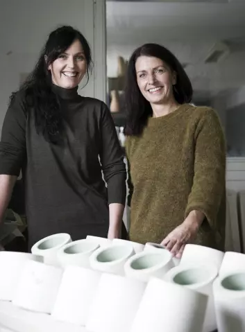 Søstrene Sidsel og Ingvild Hemma driver porselensproduksjon på Fåberg utenfor Lillehammer. (Foto: Privat)