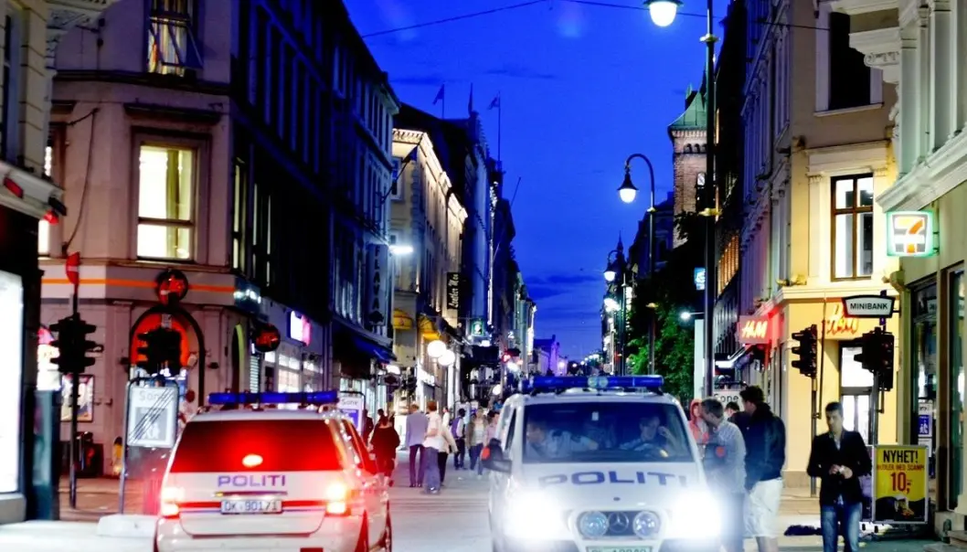 Mye av arbeidet til politiet nattestid i helgene handler om å håndtere fulle folk. De har ikke kapasitet til å slå ned på alle mindre lovbrudd, som drikking og urinering på gata. (Foto: Carl Martin Nordby, Aftenposten) Mye av arbeidet til politiet nattestid i helgene handler om å håndtere fulle folk. De har ikke kapasitet til å slå ned på alle mindre lovbrudd, som drikking og urinering på gata. (Foto: Carl Martin Nordby, Aftenposten)