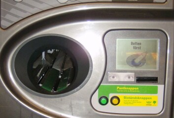 Bilder av øyne kan få oss til å endre atferd. Et par bedende øyne på panteautomatene innkasserte mer penger. I et eksperiment i svenske butikker, trykket flere flaskepantere på knappen som ga pengene til veldedighet enn i tilsvarende automater med blomstermotiv. (Foto: Mathias Ekstrøm, NHH) Bilder av øyne kan få oss til å endre atferd. Et par bedende øyne på panteautomatene innkasserte mer penger. I et eksperiment i svenske butikker, trykket flere flaskepantere på knappen som ga pengene til veldedighet enn i tilsvarende automater med blomstermotiv. (Foto: Mathias Ekstrøm, NHH)
