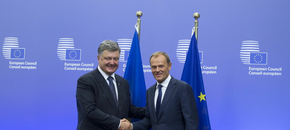 Ukrainas president Petro Porosjenko (til venstre) ønskes velkommen til Brussel av president for Det europeiske råd, Donald Tusk. (Foto: Yves Herman, Reuters/NTB scanpix)