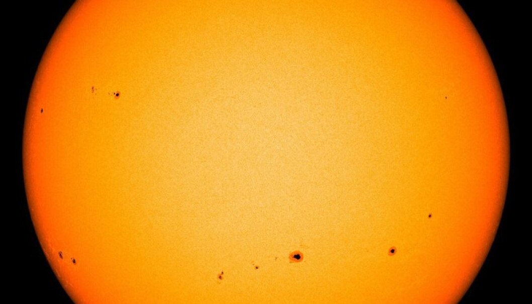 En stjernes rotasjonshastighet kan måles ved å se på hvor raskt flekker på overflaten beveger seg rundt. Her er det solflekker på vår egen lokale stjerne. (Foto: Nasa/SDO) En stjernes rotasjonshastighet kan måles ved å se på hvor raskt flekker på overflaten beveger seg rundt. Her er det solflekker på vår egen lokale stjerne. (Foto: Nasa/SDO)