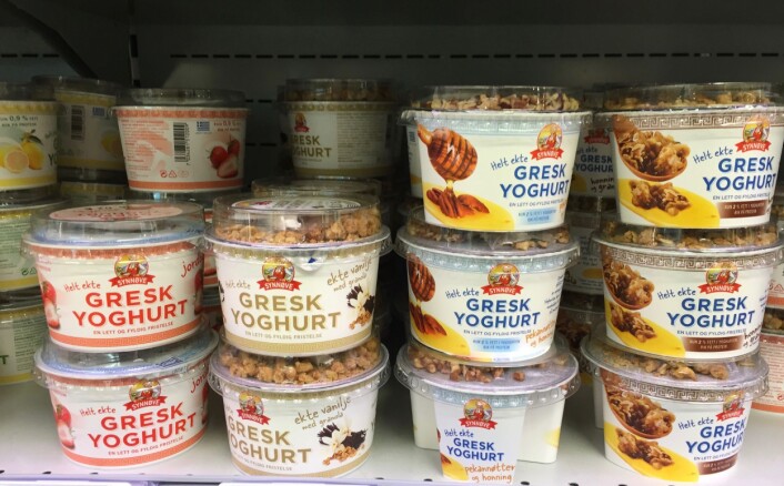 Yoghurt er holdbar i flere uker etter at datoen er passert, om de er i uåpnet emballasje og du har oppbevart den kjølig. Er du usikker, så bruk sansene dine. (Foto: Bård Amunden/forskning.no) Yoghurt er holdbar i flere uker etter at datoen er passert, om de er i uåpnet emballasje og du har oppbevart den kjølig. Er du usikker, så bruk sansene dine. (Foto: Bård Amunden/forskning.no)