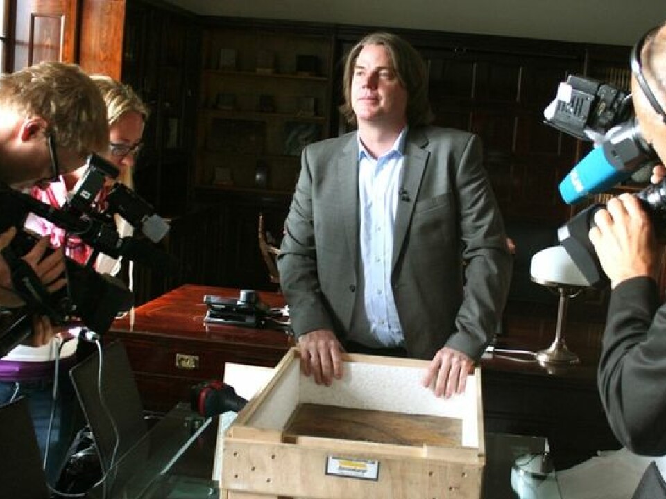 Journalists gather around paleontologist Jørn Hurum when the Ida fossil arrives at the Natural History Museum in Oslo in May 2009. (Photo: Andreas R. Graven)