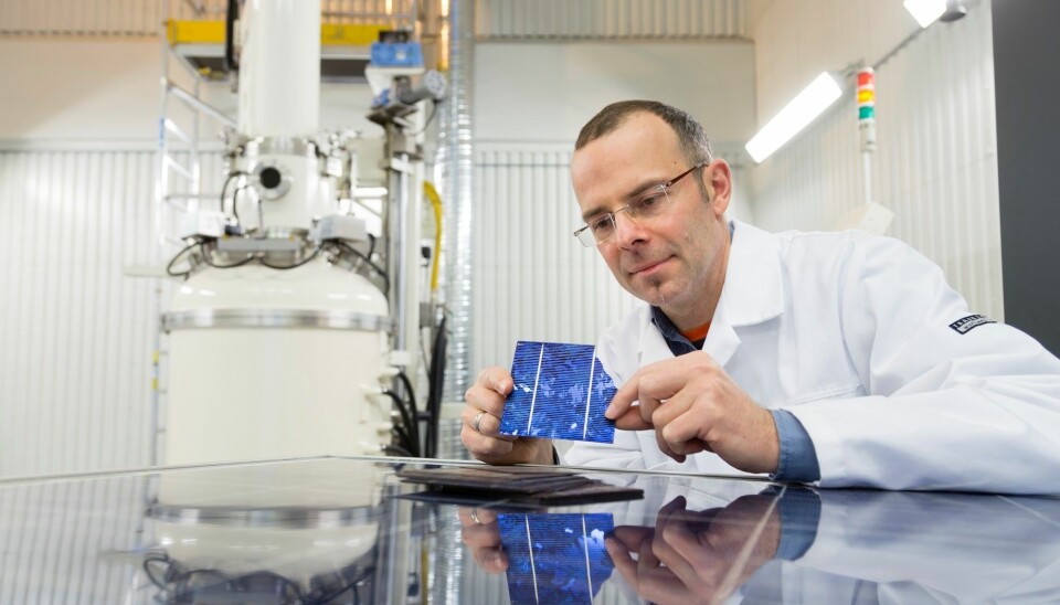 Gjenbruk av solcellematerialer som normalt ville endt på avfallsdeponier, er et av målene for EU-prosjektet «EcoSolar», som Sintef-forsker Martin Bellmann koordinerer.  (Foto: Thor Nielsen, Sintef)