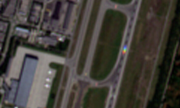 Satellitten skanner ulike farger etter hverandre, linje for linje. Flyet, som beveget seg på rullebanen, flyttet seg litt fra farge til farge . Derfor er det dradd ut i en regnbue. (Foto: Sentinel-2A, Copernicus, ESA/Andreas Kääb, Universitetet i Oslo) Satellitten skanner ulike farger etter hverandre, linje for linje. Flyet, som beveget seg på rullebanen, flyttet seg litt fra farge til farge . Derfor er det dradd ut i en regnbue. (Foto: Sentinel-2A, Copernicus, ESA/Andreas Kääb, Universitetet i Oslo)