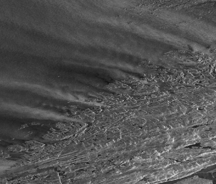 Radarbilde tatt fra den europeiske satellitten Sentinel-1A om morgenen 7 januar 2016. Nord er opp til høyre. (Bilde: Copernicus Sentinel-1 data 2016 / ESA) Radarbilde tatt fra den europeiske satellitten Sentinel-1A om morgenen 7 januar 2016. Nord er opp til høyre. (Bilde: Copernicus Sentinel-1 data 2016 / ESA)