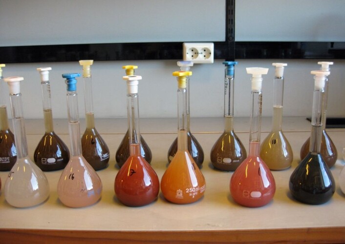 I Slamprosjektet har forskere undersøkt ulike slamtyper for å finne ut hvor mye plantetilgjengelig fosfor som finnes i slam. Her ser vi et bilde av noen av laboratorieanalysene som ble foretatt av slammet. (Foto: Inga Greipsland, NIBIO) I Slamprosjektet har forskere undersøkt ulike slamtyper for å finne ut hvor mye plantetilgjengelig fosfor som finnes i slam. Her ser vi et bilde av noen av laboratorieanalysene som ble foretatt av slammet. (Foto: Inga Greipsland, NIBIO)