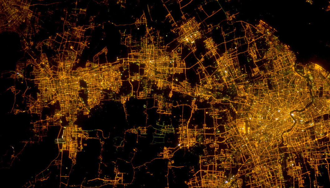 Shanghai fra verdensrommet. Dette er en av verdens største byer, og det bor mer enn 24 millioner mennesker innenfor bygrensa. (Foto: NASA) Shanghai fra verdensrommet. Dette er en av verdens største byer, og det bor mer enn 24 millioner mennesker innenfor bygrensa. (Foto: NASA)