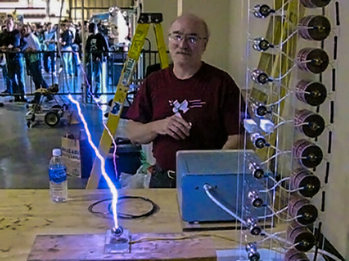 Her lages kunstige lyn i laboratoriet etter samme metode som Sandia Laboratories sin Z-maskin fra 1990-tallet. Her er blir kraftige elektriske ladninger samlet opp i store kondensatorer. Så blir de ladet ut i en kort puls, som her slår gnister i luftrommet mellom to metallkuler. I Z-maskinen blir pulsen isteden brukt til å presse sammen elektrisk ladet gass. Den nye Thor-maskinen får til det samme, men pulsene kan styres enda mer presist med en teknologi utviklet av russiske forskere. (Foto: Steve Jurvetson, Creative Commons Attribution 2.0 Generic license)