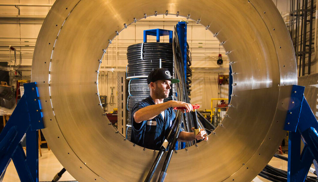 En ny og mer presis maskin som trykker sammen stoffer med ultrakorte elektriske pulser monteres på Sandia National Laboratories i USA. Maskinen har fått navnet Thor. Den kan bane vei for nye reaktorer for fusjonsenergi, der små perler av hydrogen trykkes voldsomt sammen. Slik kan tilnærmet ren energi dannes etter samme prinsipp som inne i sola. Thor skal i første omgang brukes til å studere faste materialer. Her monterer teknikeren Eric Breden en overføringskabel på den sentrale delen av maskinen, der energien samles. (Foto: Randy Montoya, Sandia National Laboratories) En ny og mer presis maskin som trykker sammen stoffer med ultrakorte elektriske pulser monteres på Sandia National Laboratories i USA. Maskinen har fått navnet Thor. Den kan bane vei for nye reaktorer for fusjonsenergi, der små perler av hydrogen trykkes voldsomt sammen. Slik kan tilnærmet ren energi dannes etter samme prinsipp som inne i sola. Thor skal i første omgang brukes til å studere faste materialer. Her monterer teknikeren Eric Breden en overføringskabel på den sentrale delen av maskinen, der energien samles. (Foto: Randy Montoya, Sandia National Laboratories)