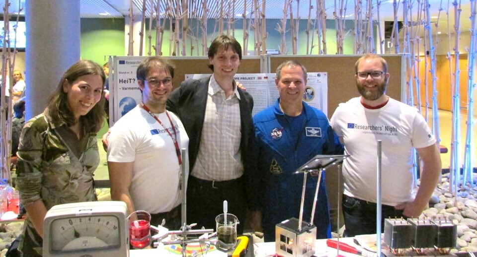 I løpet av Researcher’s Night i september 2015 på NTNU viste studentene i CPT-SCOPE frem forsøket sitt til skoleelever for å inspirere dem til å velge naturfag. Studentgruppen fikk også møte NASAs astronaut Kevin Ford. F.v.: Anastasiya Dykyy, Michael Beerman, Timo Stein, Kevin Ford, Grunde Wesenberg. (Foto: CPT-SCOPE)