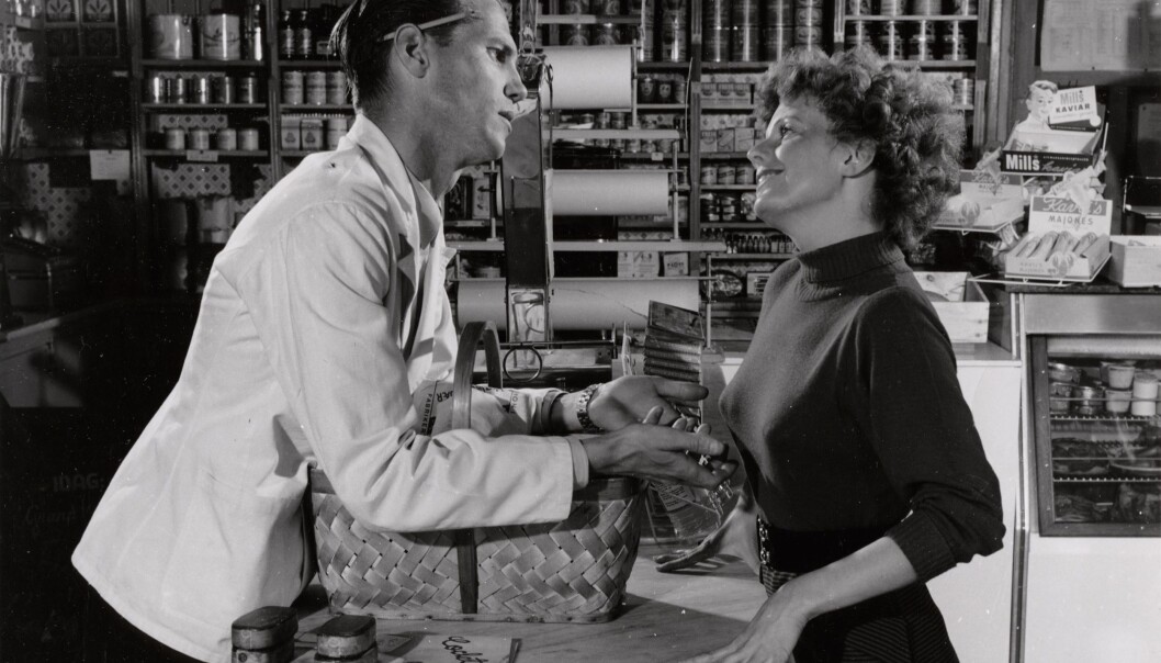 Scene fra filmen <em>Trost i taklampa</em>. Gunvor på sommerbesøk i hjembygda. (Fotorettigheter: Øistein Borge/Nasjonalbiblioteket) Scene fra filmen <em>Trost i taklampa</em>. Gunvor på sommerbesøk i hjembygda. (Fotorettigheter: Øistein Borge/Nasjonalbiblioteket)