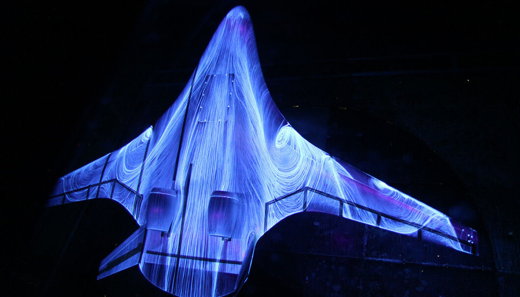 Fluoriserende olje gløder og viser luftstrømmen rundt denne futuristiske flykroppen i vindtunnelen til NASAs Langley Research Center sommeren 2015. NASA utvikler ikke bare framtidas romskip, men også fly som sparer drivstoff og dermed slipper ut mindre CO2. (FOto: NASA Langley/Preston Martin) Fluoriserende olje gløder og viser luftstrømmen rundt denne futuristiske flykroppen i vindtunnelen til NASAs Langley Research Center sommeren 2015. NASA utvikler ikke bare framtidas romskip, men også fly som sparer drivstoff og dermed slipper ut mindre CO2. (FOto: NASA Langley/Preston Martin)