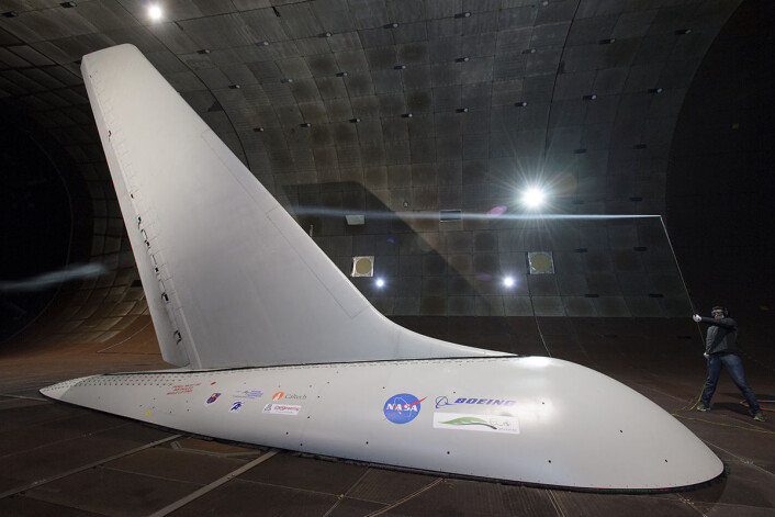 Sideror med små jetdyser prøves ut i vindtunnel. Disse dysene forsterker effekten av roret, slik at det kan gjøres mindre og dermed også lager mindre luftmotstand. (Foto: NASA/Dominic Hart) Sideror med små jetdyser prøves ut i vindtunnel. Disse dysene forsterker effekten av roret, slik at det kan gjøres mindre og dermed også lager mindre luftmotstand. (Foto: NASA/Dominic Hart)