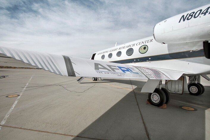 Adaptive Compliant Trailing Edge (ACTE) er en bøyelig flaps som prøves ut på et lite tomotors jetfly. Her er flapsen foldet ut til 20 grader på NASAs Armstrong Flight Research Center på Edwards Air Force Base i California. (Foto: NASA/Ken Ulbrich) Adaptive Compliant Trailing Edge (ACTE) er en bøyelig flaps som prøves ut på et lite tomotors jetfly. Her er flapsen foldet ut til 20 grader på NASAs Armstrong Flight Research Center på Edwards Air Force Base i California. (Foto: NASA/Ken Ulbrich)