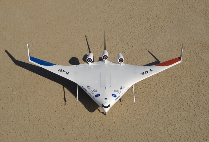 Boeings X-48B er ving og skrog smeltet sammen til en form. Her er den fotografert på den uttørkede innsjøen Rogers Dry Lake ved NASA Dryden forskningssenter på Edwards Air Force Base i California. (Foto: Armstrong Flight Research Center, NASA) Boeings X-48B er ving og skrog smeltet sammen til en form. Her er den fotografert på den uttørkede innsjøen Rogers Dry Lake ved NASA Dryden forskningssenter på Edwards Air Force Base i California. (Foto: Armstrong Flight Research Center, NASA)