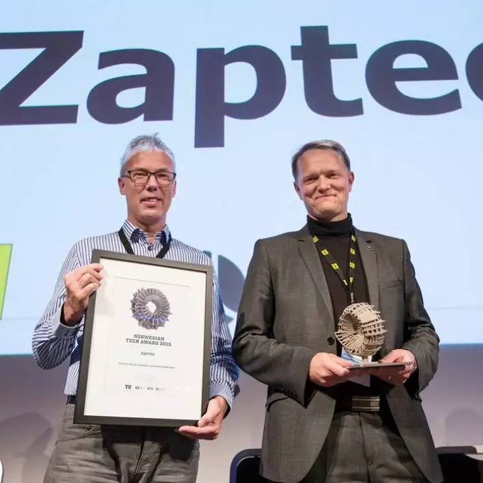 Hovedingeniør Øyvind Wetteland (t.v.) og daglig leder Brage Johansen i Zaptec mottar Norwegian Tech Awards 15. oktober 2015 for sin bærbare elbillader.  (Foto: Zaptec)