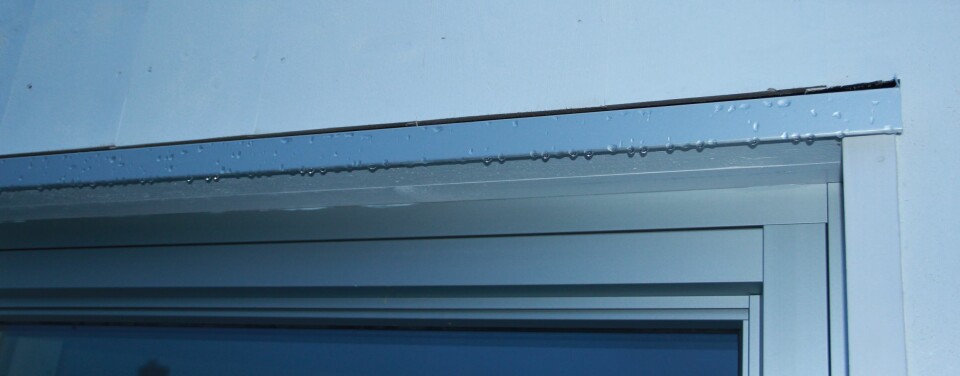 Over vindusbeslaget har tømrerne laga ei glipe på åtte millimeter mellom kledning og beslag, slik at vanndråpene skal dryppe vekk.
 (Foto: Randi Lillealtern, NRK)