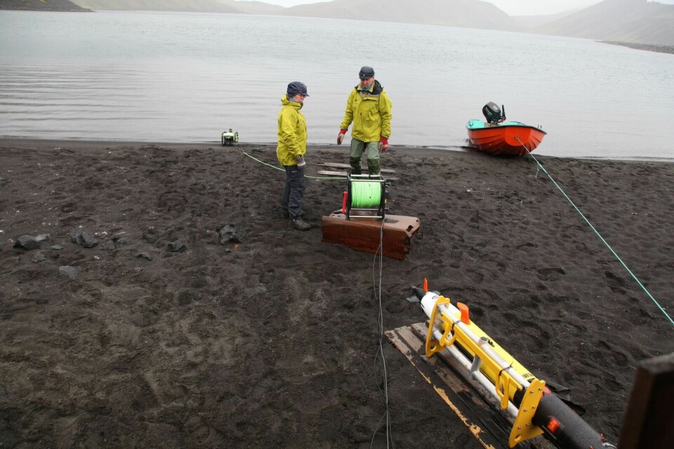 Astrid Lyså og Eiliv Larsen fra NGU i arbeid med Vitenskapsmuseets ROV som ble brukt for å kartlegge bunnforholdene i Nordlaguna.  (Foto: Martin Ludvigsen, NTNU)