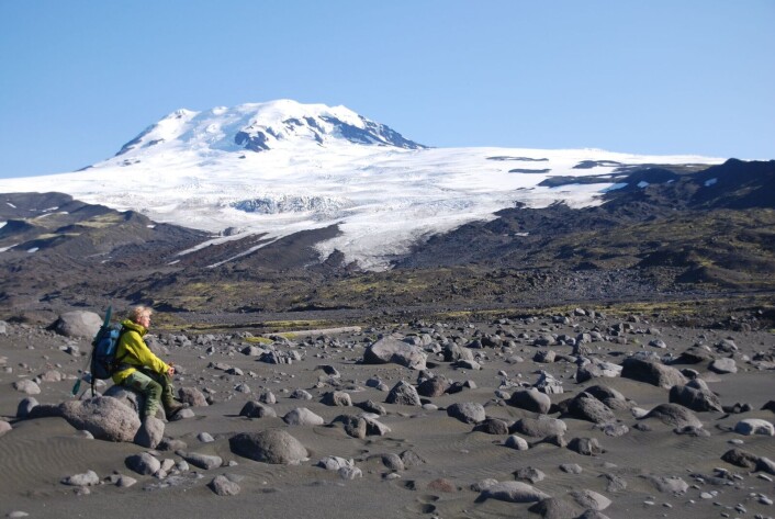 lkanen Beerenberg som rager 2277 m over havnivå, er dekket av is. Den er verdens nordligste aktive vulkan. Flere av breutløpere rekker ned til, eller nesten ned til dagens havnivå. Foran mange av disse breutløperne finner vi flotte, markerte morener som vitner om at isen har trukket seg tilbake de siste tusener av år. (Foto: Eiliv Larsen, NGU) lkanen Beerenberg som rager 2277 m over havnivå, er dekket av is. Den er verdens nordligste aktive vulkan. Flere av breutløpere rekker ned til, eller nesten ned til dagens havnivå. Foran mange av disse breutløperne finner vi flotte, markerte morener som vitner om at isen har trukket seg tilbake de siste tusener av år. (Foto: Eiliv Larsen, NGU)
