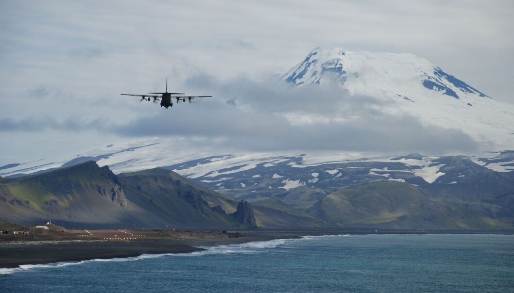 Innflyvning av Hercules til Jan Mayen. Et lett skydekke rundt den 2277 meter høye isdekte vulkanen Beerenberg. (Foto: Astrid Lyså, NGU) Innflyvning av Hercules til Jan Mayen. Et lett skydekke rundt den 2277 meter høye isdekte vulkanen Beerenberg. (Foto: Astrid Lyså, NGU)