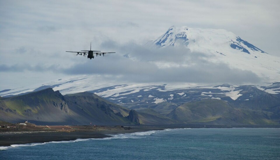 Innflyvning av Hercules til Jan Mayen. Et lett skydekke rundt den 2277 meter høye isdekte vulkanen Beerenberg.  (Foto: Astrid Lyså, NGU)