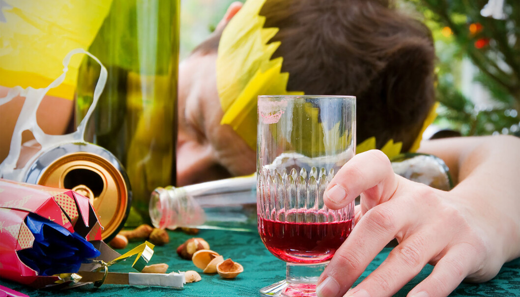 Mange starter året med en grusom bakrus. Men går det an å forhindre at det skjer? Og kan bakrusen kureres? Amerikanske kjemikere har satt sammen sine beste tips. (Illustrasjonsfoto: Shutterstock.) Mange starter året med en grusom bakrus. Men går det an å forhindre at det skjer? Og kan bakrusen kureres? Amerikanske kjemikere har satt sammen sine beste tips. (Illustrasjonsfoto: Shutterstock.)