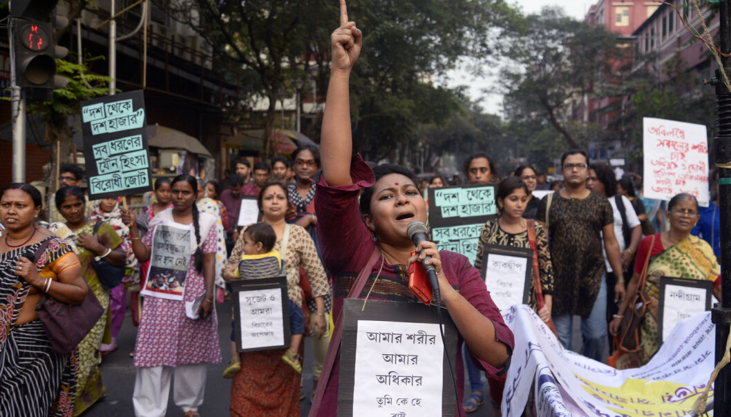 IMAGES-surveyen om likestilling, som er utformet etter den norske malen, gjorde det klart at India har et alvorlig problem i forhold til voldtekt og vold mot kvinner. Bildet viser indiske kvinneaktivister og transkjønnede i en demonstrasjon mot seksuell trakassering, i byen Kolkata, 8. desember 2015. (Foto: Abaca, Scanpix) IMAGES-surveyen om likestilling, som er utformet etter den norske malen, gjorde det klart at India har et alvorlig problem i forhold til voldtekt og vold mot kvinner. Bildet viser indiske kvinneaktivister og transkjønnede i en demonstrasjon mot seksuell trakassering, i byen Kolkata, 8. desember 2015. (Foto: Abaca, Scanpix)