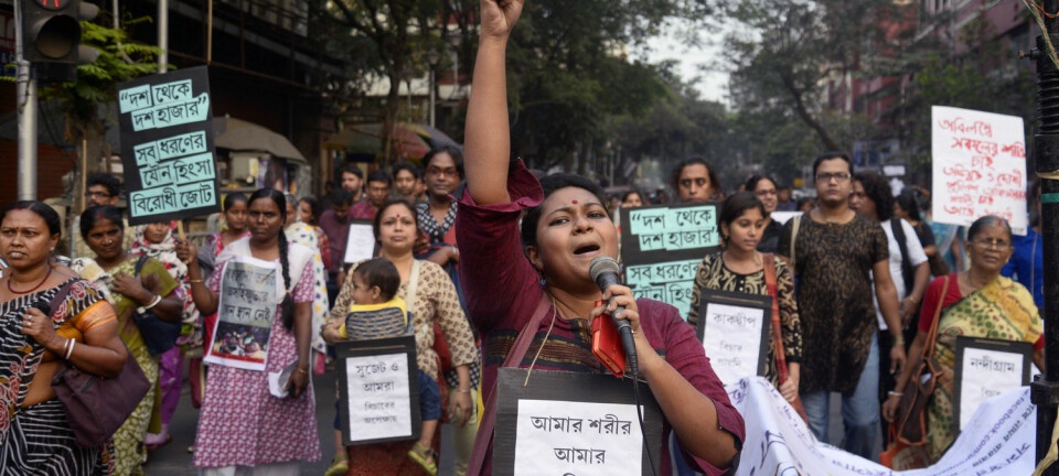IMAGES-surveyen om likestilling, som er utformet etter den norske malen, gjorde det klart at India har et alvorlig problem i forhold til voldtekt og vold mot kvinner. Bildet viser indiske kvinneaktivister og transkjønnede i en demonstrasjon mot seksuell trakassering, i byen Kolkata, 8. desember 2015.  (Foto: Abaca, Scanpix)