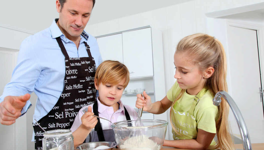Tid med begge foreldrene kan være viktig for barna. Men det er slett ikke sikkert at det er grunnen til at barn som bor med bare en forelder har dårligere psykisk helse enn dem som bytter på å bo hos begge. (Foto: goodluz/Shutterstock/NTB scanpix) Tid med begge foreldrene kan være viktig for barna. Men det er slett ikke sikkert at det er grunnen til at barn som bor med bare en forelder har dårligere psykisk helse enn dem som bytter på å bo hos begge. (Foto: goodluz/Shutterstock/NTB scanpix)