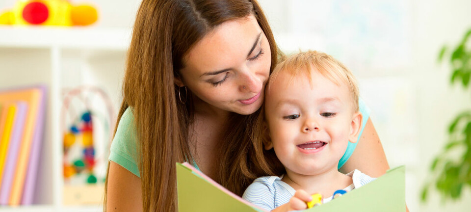 Bøker bringer foreldre og barn sammen, mens elektroniske leker overtar, ifølge en amerikansk studie av smårollinger mellom 10 og 16 måneder. (Foto: Shutterstock)
