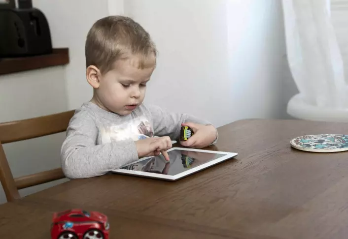 Elektroniske leker kan isolere små barn hvis de ikke lages spesielt for å føre foreldre og barn sammen. Barnet på bildet er eldre enn barna i studien. (Illustrasjonsfoto: Corbis)