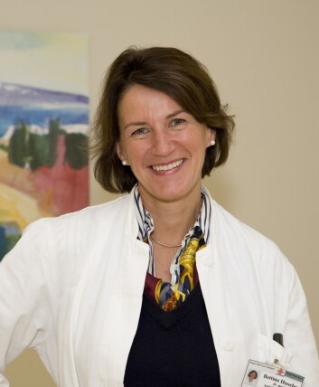 Personell på sykehjem og i hjemmetjeneste må få opplæring, mener Bettina Husebø, dr. med. på Universitetet i Bergen ved Senter for alders- og sykehjemsmedisin. (Foto: UiB) Personell på sykehjem og i hjemmetjeneste må få opplæring, mener Bettina Husebø, dr. med. på Universitetet i Bergen ved Senter for alders- og sykehjemsmedisin. (Foto: UiB)