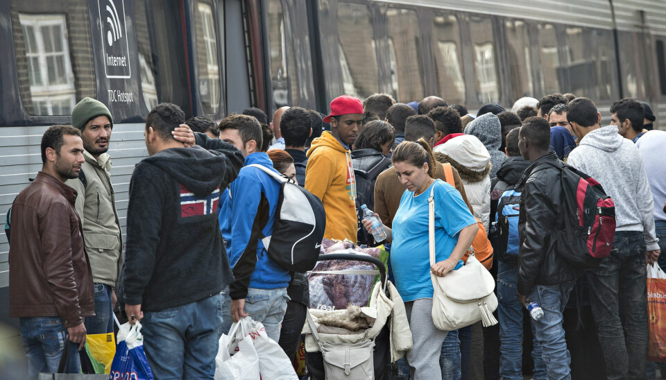 Syriske flyktninger fikk med seg at Sverige fra 2013 av ga alle syrere permanent oppholdstillatelse. Men etter høstens store flyktingstrøm til Sverige fjerner myndighetene muligheten. Her er syrere på vei til Sverige sammen med andre flyktninger i Danmark i fjor høst. (Foto: Claus Fisker, Scanpix Denmark)