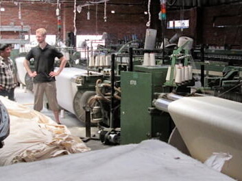 Talking with a factory owner: The textile factories have been badly hit by power cuts. (Photo: private) Talking with a factory owner: The textile factories have been badly hit by power cuts. (Photo: private)