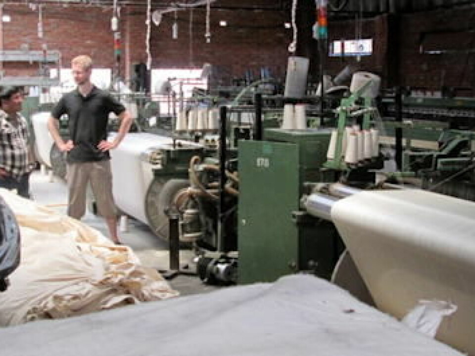 Talking with a factory owner: The textile factories have been badly hit by power cuts. (Photo: private)