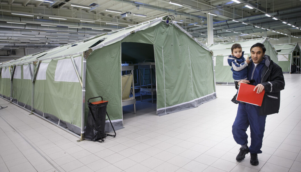 Ghulam Sarwar og sønnen Maihan på 17 mnd har vært på ankomstmottaket i Råde i snart et døgn. Familien som flyktet fra Afghanistan ble splittet under flukten og moren til guttene klarte å komme alene til Norge. (Foto: Heiko Junge, NTB scanpix) Ghulam Sarwar og sønnen Maihan på 17 mnd har vært på ankomstmottaket i Råde i snart et døgn. Familien som flyktet fra Afghanistan ble splittet under flukten og moren til guttene klarte å komme alene til Norge. (Foto: Heiko Junge, NTB scanpix)
