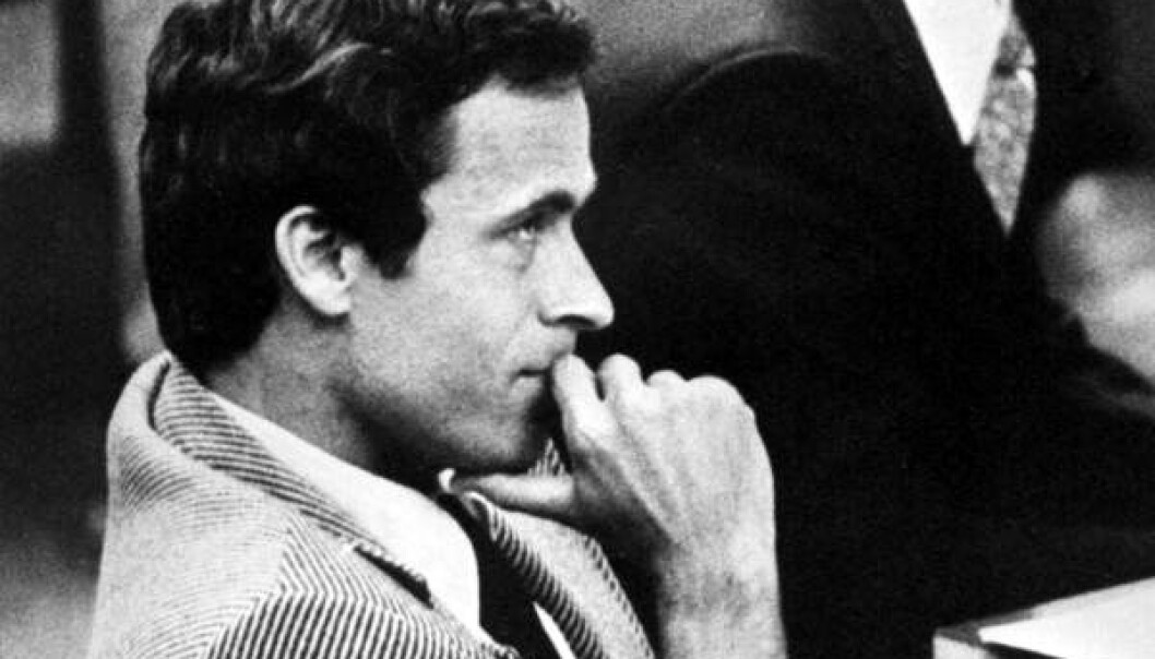 Seriemorderen Ted Bundy tilsto over 30 drap før han ble henrettet i den elektriske stolen i 1989. her fra rettsalen i 1979. (Foto: Donn Dughi, State Archives of Florida, Florida Memory) Seriemorderen Ted Bundy tilsto over 30 drap før han ble henrettet i den elektriske stolen i 1989. her fra rettsalen i 1979. (Foto: Donn Dughi, State Archives of Florida, Florida Memory)