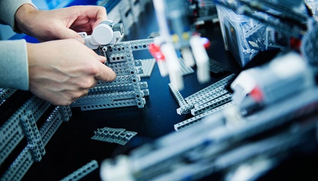 Building copies of industrial, robotically-controlled machinery using bricks is no problem. Gripping, lifting, moving, pressing, stamping and stopping can be performed with Lego or corresponding systems. (Photo: Benjamin A. Ward) Building copies of industrial, robotically-controlled machinery using bricks is no problem. Gripping, lifting, moving, pressing, stamping and stopping can be performed with Lego or corresponding systems. (Photo: Benjamin A. Ward)