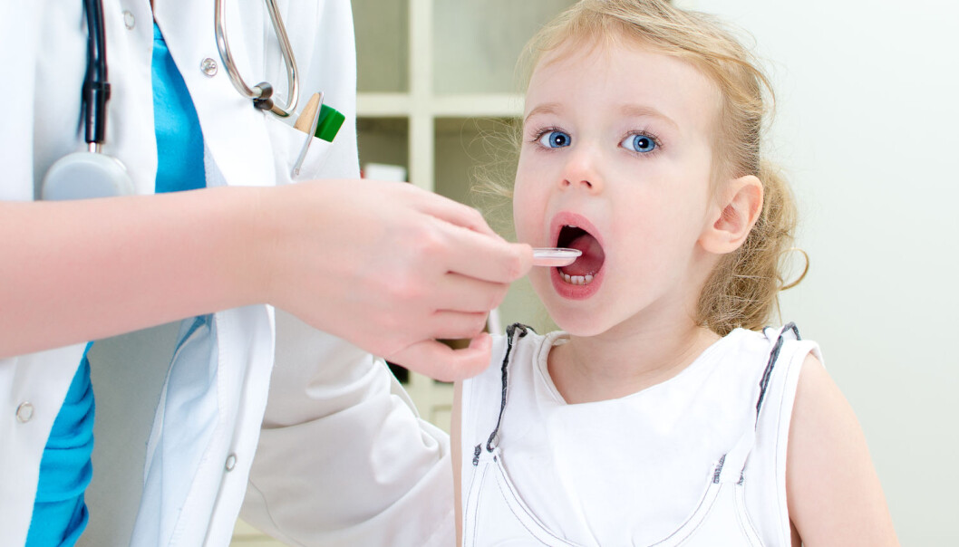 Bildet av et astmabarn med en inhalator er kjent. Kanskje astmaanfall i fremtiden skal bekjempes slik – med en dose antibiotika. (Illustrasjonsfoto: Shutterstock) Bildet av et astmabarn med en inhalator er kjent. Kanskje astmaanfall i fremtiden skal bekjempes slik – med en dose antibiotika. (Illustrasjonsfoto: Shutterstock)