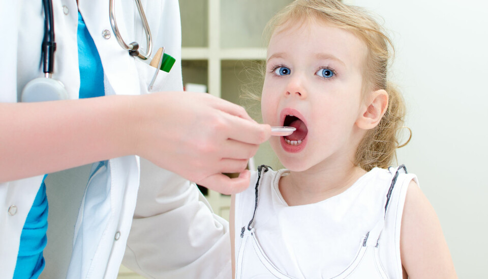 Bildet av et astmabarn med en inhalator er kjent. Kanskje astmaanfall i fremtiden skal bekjempes slik – med en dose antibiotika. (Illustrasjonsfoto: Shutterstock)