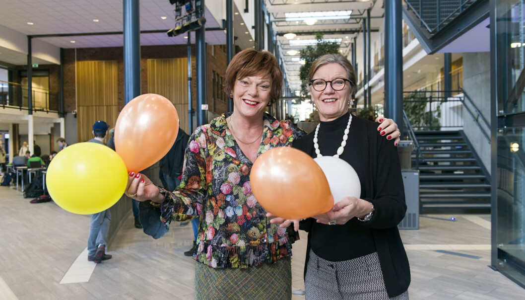 – Noen tenner på ballonger, mens andre tenner på blondeundertøy. Det som er ditt tenningsmønster kan være tilfeldig – på samme måte som det er tilfeldig hvilket språk du snakker, sier professorene Esben Esther Pirelli Benestad (t.v.) og Elsa Almås. (Foto: Kjell Inge Søreide) – Noen tenner på ballonger, mens andre tenner på blondeundertøy. Det som er ditt tenningsmønster kan være tilfeldig – på samme måte som det er tilfeldig hvilket språk du snakker, sier professorene Esben Esther Pirelli Benestad (t.v.) og Elsa Almås. (Foto: Kjell Inge Søreide)