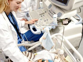 The image on the screen tells Lasse Løvstakken and Siri Ann Nyrnes the condition of this tiny newborn’s heart. (Photo: Geir Mogen/NTNU) The image on the screen tells Lasse Løvstakken and Siri Ann Nyrnes the condition of this tiny newborn’s heart. (Photo: Geir Mogen/NTNU)
