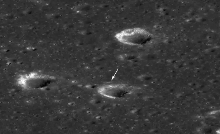 Pila peker mot Chang´e-3 med krateret Zi Wei rett nedenfor i bildet. Dette krateret har åpnet mot de dypere lavalagene under løsmassene som ellers dekker månen. Dermed kunne månebilen Yutu analysere stein fra disse dypere lagene og finne ut at de inneholdt en hittil ukjent blanding av mineraler som krystalliserte ut til forskjellig tid, men trolig blandet seg før de størknet helt. Bildet ble tatt fra den amerikanske Lunar Reconnaissance Orbiter 16. februar 2014. (Foto: NASA/Goddard/Arizona State University)