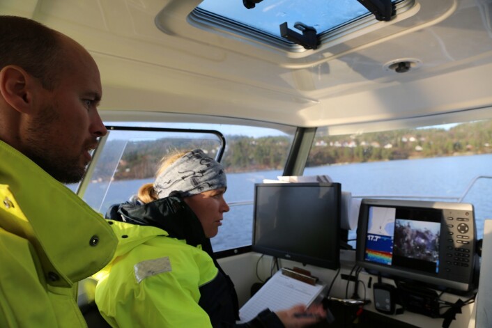 Even Moland og Carla Freitas kartelegger bunnen av Tvedestrandfjorden fra båt ved hjelp av «dropp-kamera», ekkolodd og GPS.
(Foto: Esben Bierud, Havforskningsinstituttet) Even Moland og Carla Freitas kartelegger bunnen av Tvedestrandfjorden fra båt ved hjelp av «dropp-kamera», ekkolodd og GPS.
(Foto: Esben Bierud, Havforskningsinstituttet)