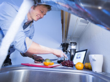 “Imagine that you’re baking bread. Your fingers are sticky and you want to check the tablet to see how much flour it said in the recipe. In situations like this it would be great not to have to touch the screen”, says Risholm. (Photo: Werner Juvik/SINTEF) “Imagine that you’re baking bread. Your fingers are sticky and you want to check the tablet to see how much flour it said in the recipe. In situations like this it would be great not to have to touch the screen”, says Risholm. (Photo: Werner Juvik/SINTEF)